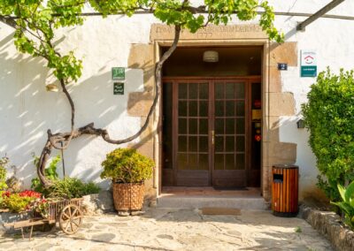 Porta principal de Can Rosich. Casa de turisme rural, Santa Susanna, Barcelona