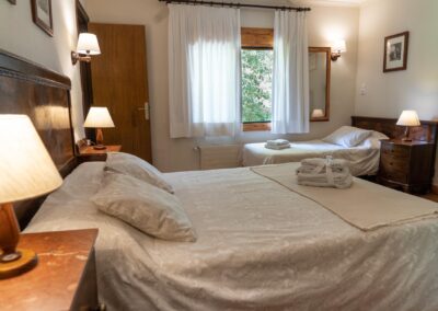 Zimmer "La Guineu". Blick auf die beiden Betten. Ländliches Tourismushaus Can Rosich, Santa Susanna, Barcelona