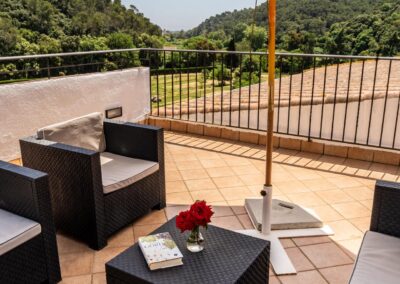 Detall de la terrassa de l'habitació La Cigonya. Turisme rural Can Rosich, costa de Barcelona
